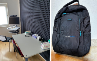 Bild zeigt einen PULSAR Medical AG Rucksack und einen Raum mit einem Schreibtisch mit Computer. An der Wand vor dem Schreibtisch sieht man schwarzen Pyramiden-Akustik-Schaum.