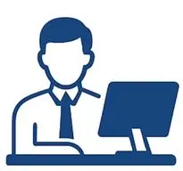 Ein Mann in einem Hemd und einer Krawatte sitzt vor einem Computerbildschirm.